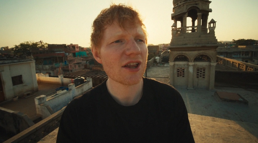     Кадр из клипа «Sapphire»