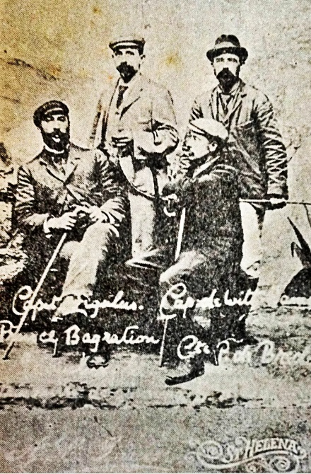 Самый титулованный российский доброволец на бурской службе, попавший в плен к британцам в Англо-Бурскую войну: Николоз Багратиони-Мухранский ("Нико Бур"), грузинский князь царского рода, отставной офицер Лейб-гвардии Конногренадерского полка, полиглот, интеллектуал и искатель приключений (первый слева) в заключении на острове Св.Елены - как Наполеон.