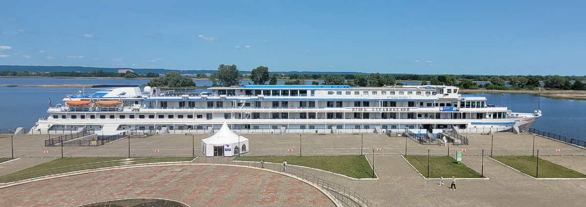 Теплоход «Игорь Стравинский» у пристани Болгара