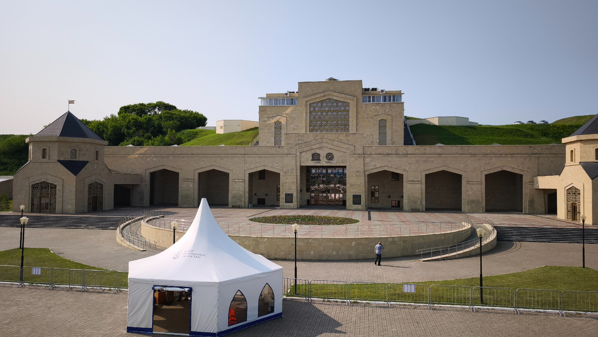 Здание музея болгарской цивилизации. На первом уровне - речной вокзал