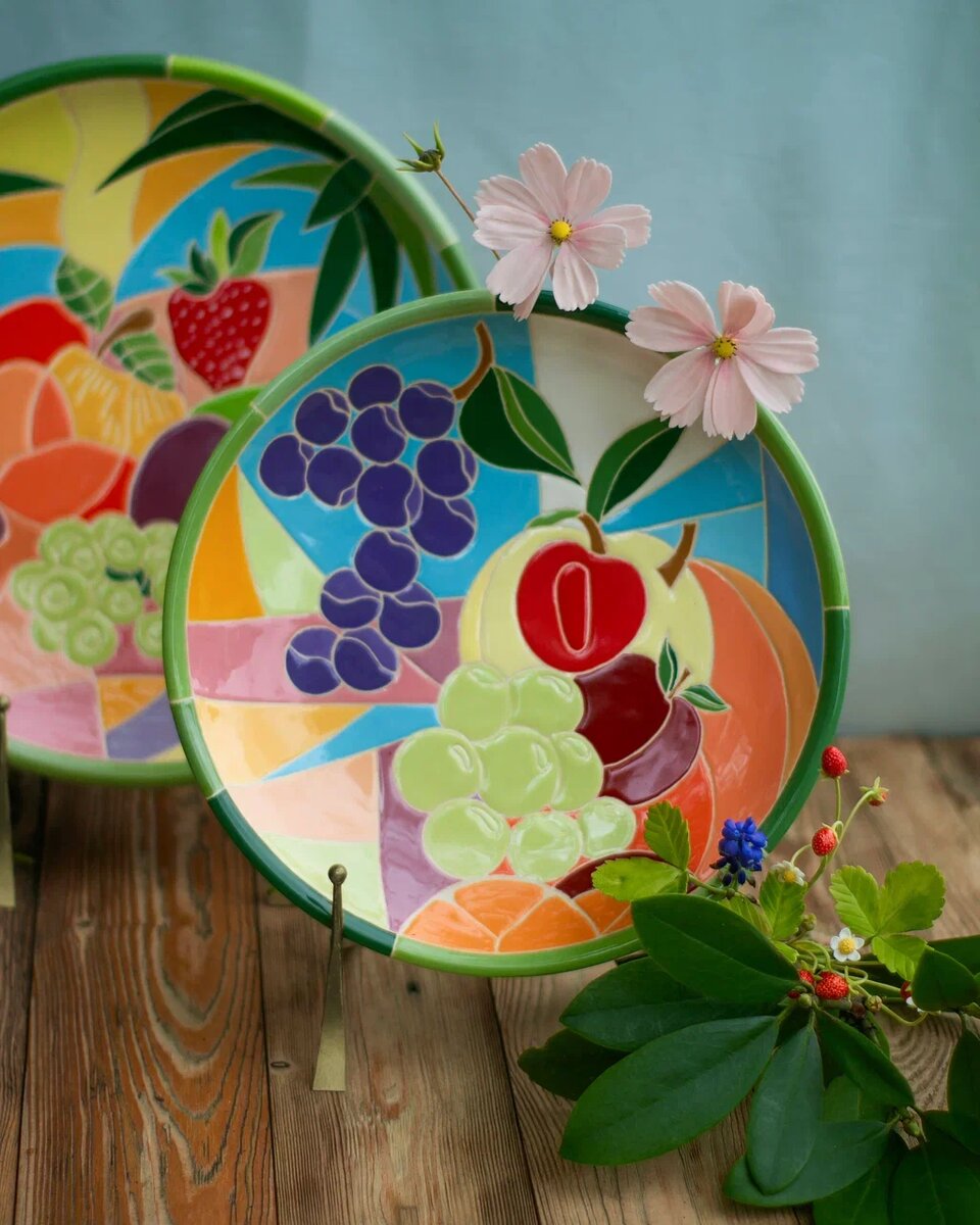 Очень много разной посуды, которая создана участниками ArtFlection