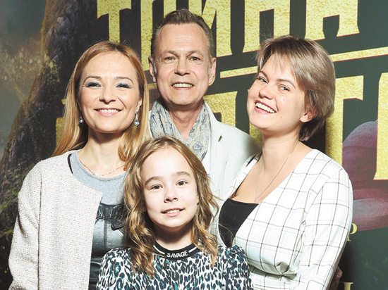 Владимир Левкин с женой и дочерями. Фото: МК