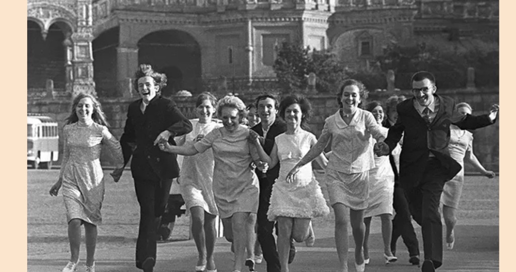 Ностальгия по СССР: как одевались девушки на выпускной