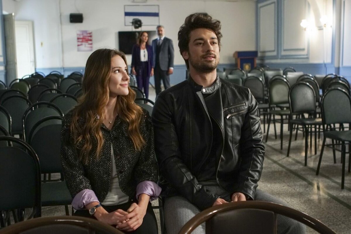 кадр из сериала "Не отпускай мою руку"