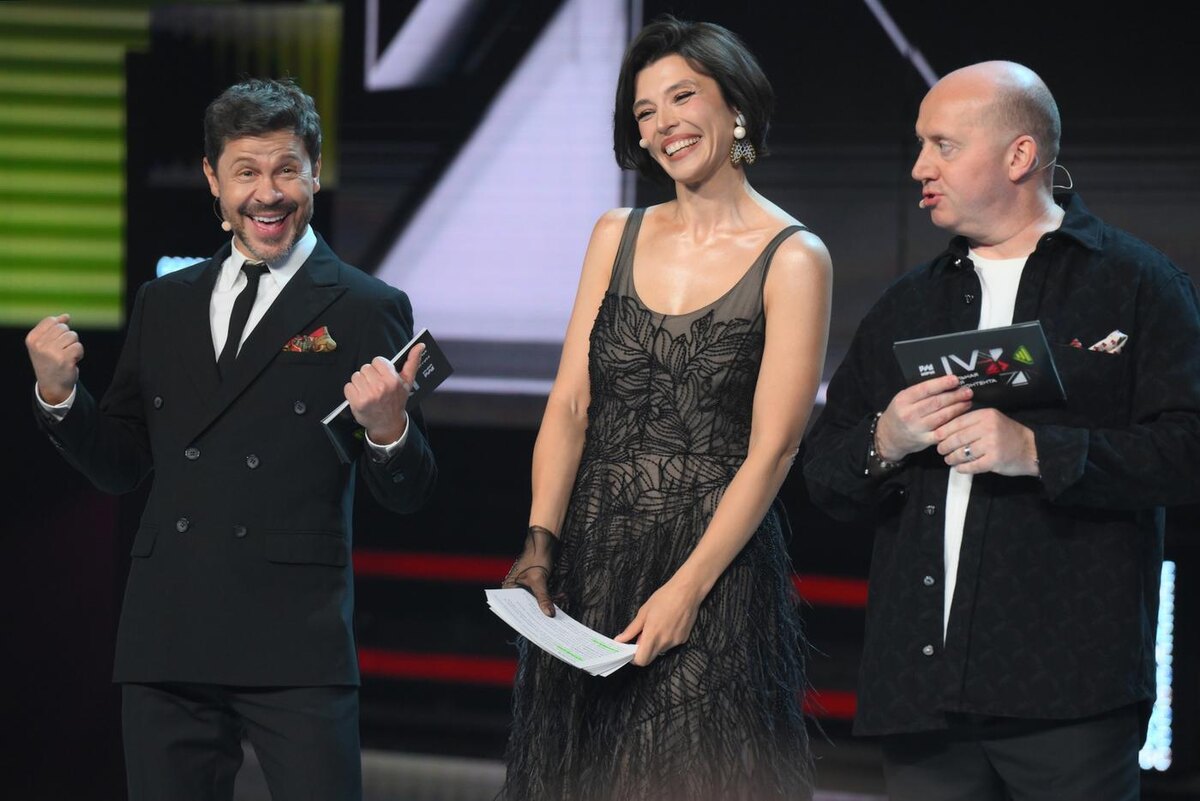 Ведущие актёр Павел Деревянко, певица Алина Астровская и актёр Сергей Бурунов на церемонии награждения IV Национальной премии интернет-контента ("ИРИ") в киноконцертном комплексе "Мосфильм". Алексей Майшев / © РИА "Новости 