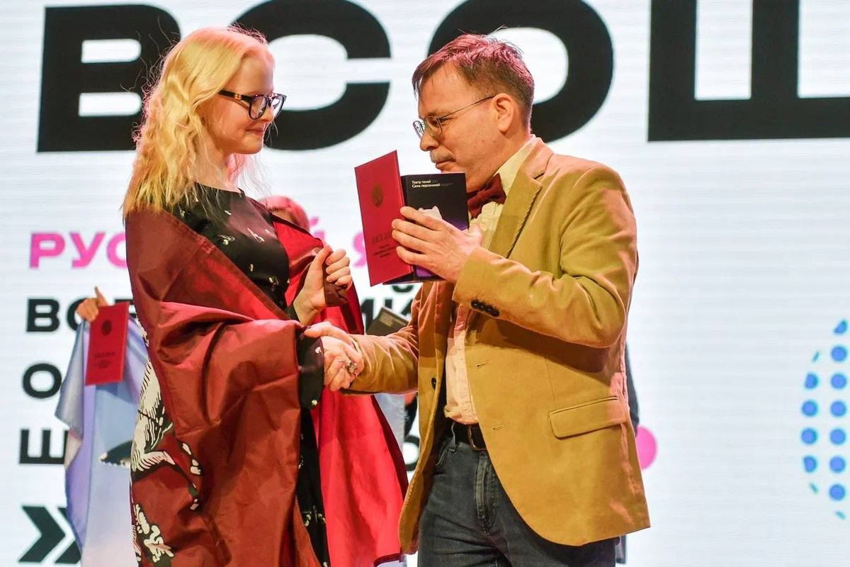 Соне вручают диплом победителя ВСОШ