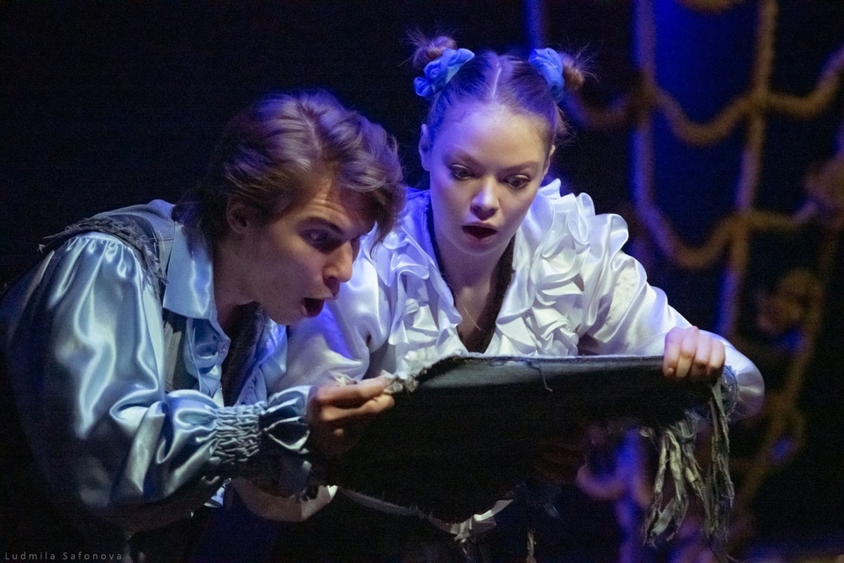 Алекс Смит (Николай Волков) и его названная сестра Луиза Смит (Елена Лунцова)