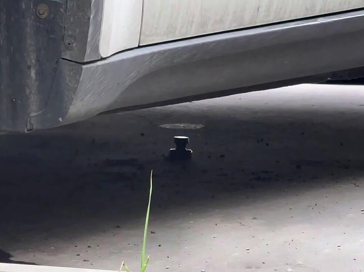    На парковке на западе Москвы нашли еще один подозрительный предмет. Кадр видео© РИА Новости