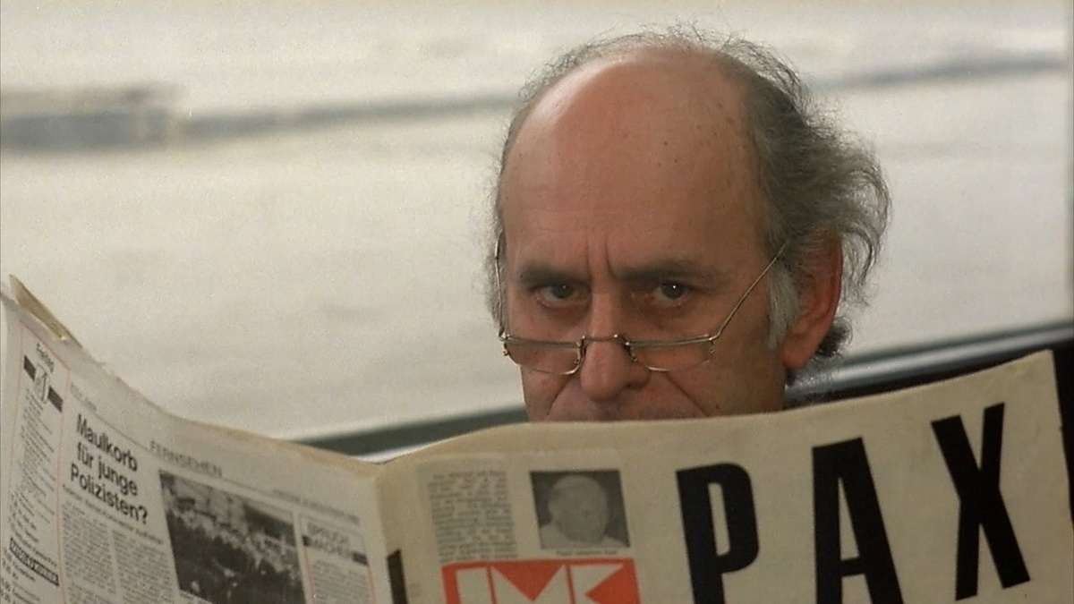 Мужчина в кафе - Хэрман Гройссенбергер - инженер, соорудивший «селфи»-систему на металлическом круге для съёмок крупным планом.