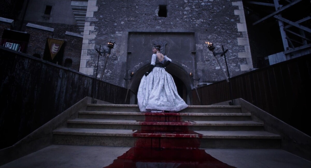 Красивый, но бессмысленный и не имеющий отношения к сюжету кадр. Был снят, видимо, только ради рекламного ролика. 