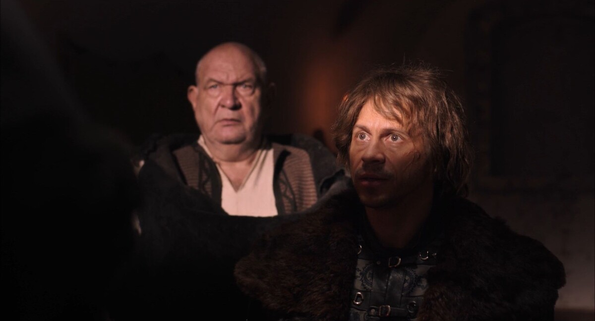 В числе сказочных персонажей - Медведь, скуф, который в одиночку разбрасывает всю охрану замка графини голыми руками. 