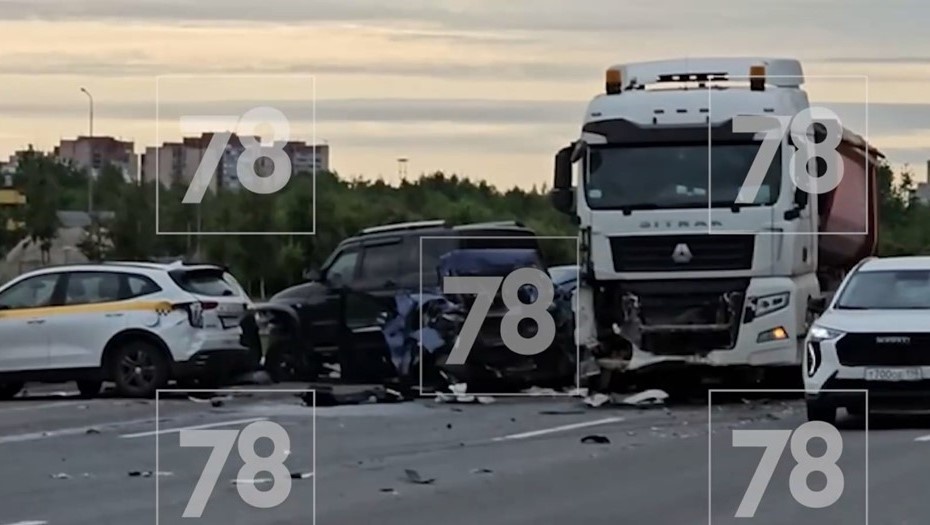    Последствия массового ДТП на внутреннем кольце КАД в Петербурге, 6.06.2025. Снимок с видео, максимально возможное качество. Автор фото: 78.ru