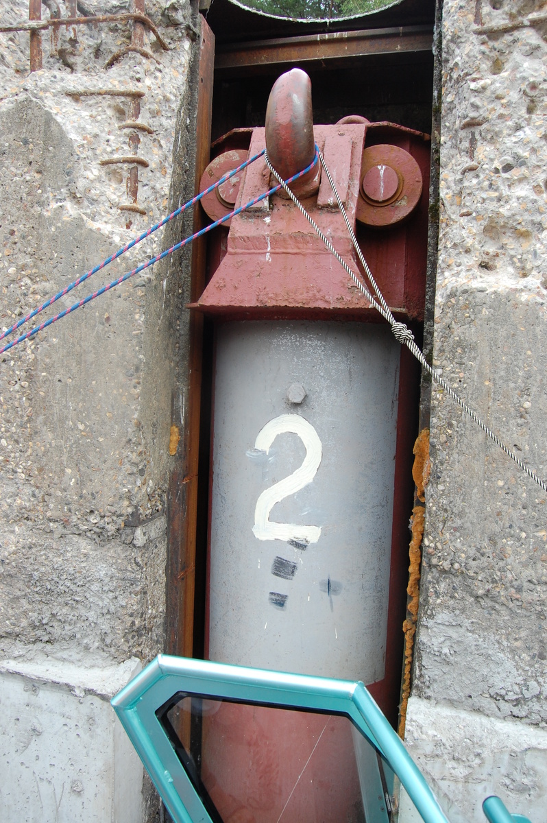 Этот рым оказался примерно на уровне головы, и на него достаточно легко удалось закинуть петли швартовных концов