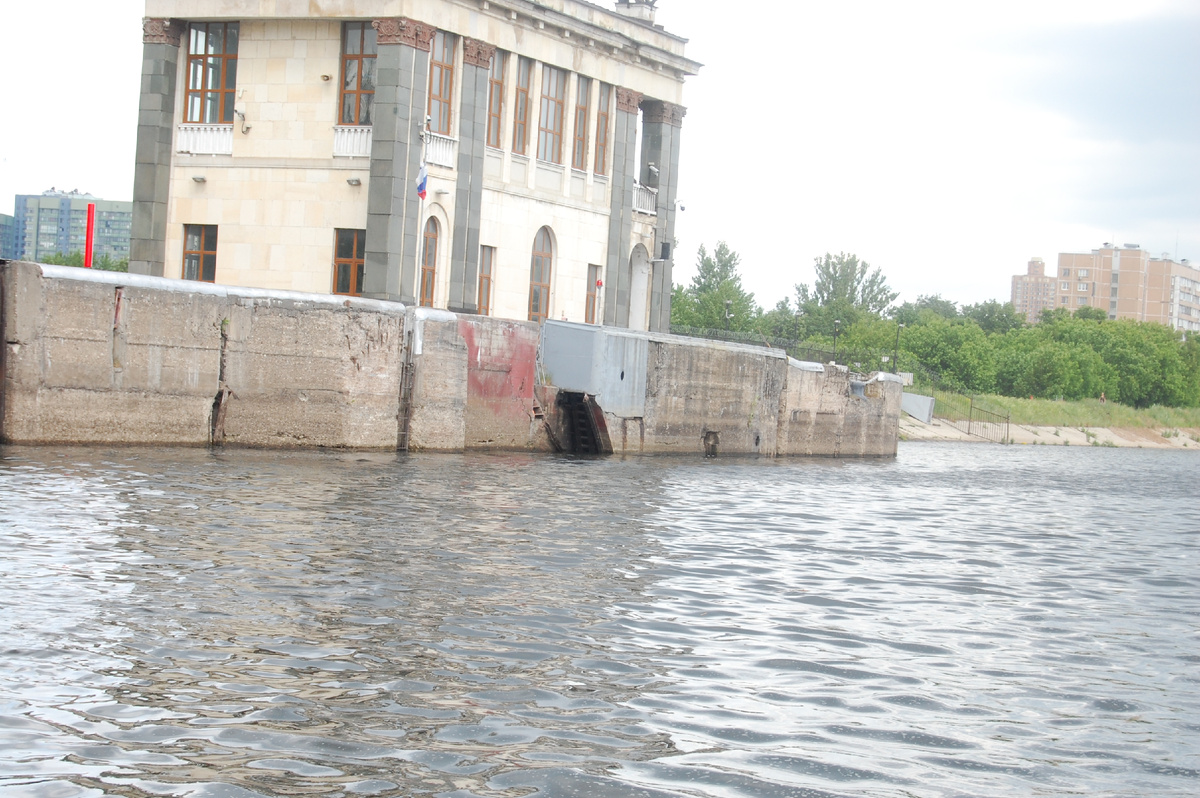 Под башней видна цепь, которая поднимает сегментный затвор