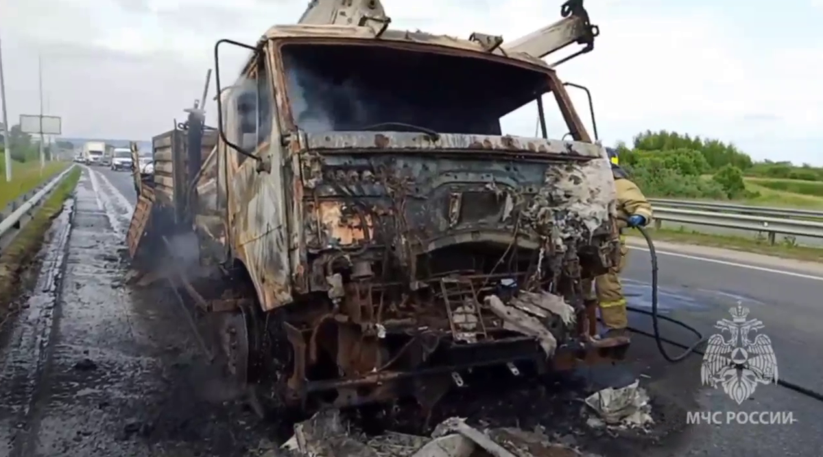    Специалисты МЧС России потушили огонь на площади 20 квадратных метров