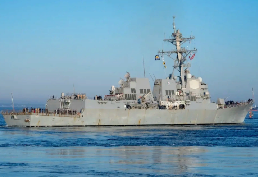 Одна из последних фотографий Stockdale, уже после ухода из Красного моря авианосной эскадры "Гарри Трумэна". Видно, что корабль потрепало, но он цел. Фото ВМС США