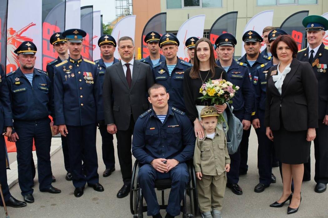 Вручение ключей от автомобиля ветерану СВО
Фото: ПАИ