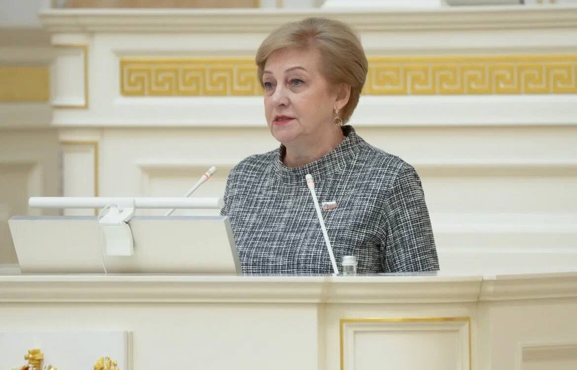Ольга Штанникова за трибуной Законодательного Собрания Санкт-Петербурга. Фото: пресс-служба парламента
