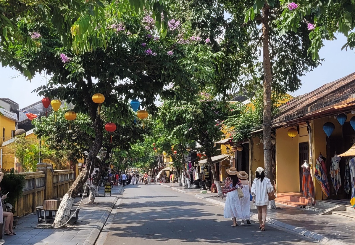 Улица Хойана в полдень