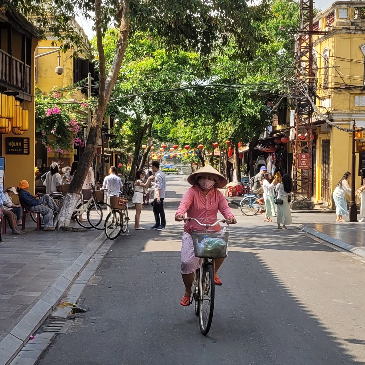 В центр Хойана - его Старый город - мотоциклы не пропускают, поэтому жители и гости используют велосипеды