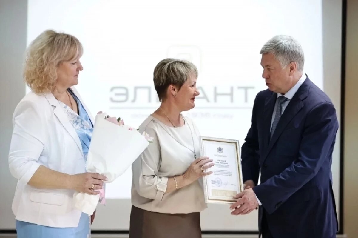    Русских поздравил с профессиональным праздником коллектив фабрики «Элегант»