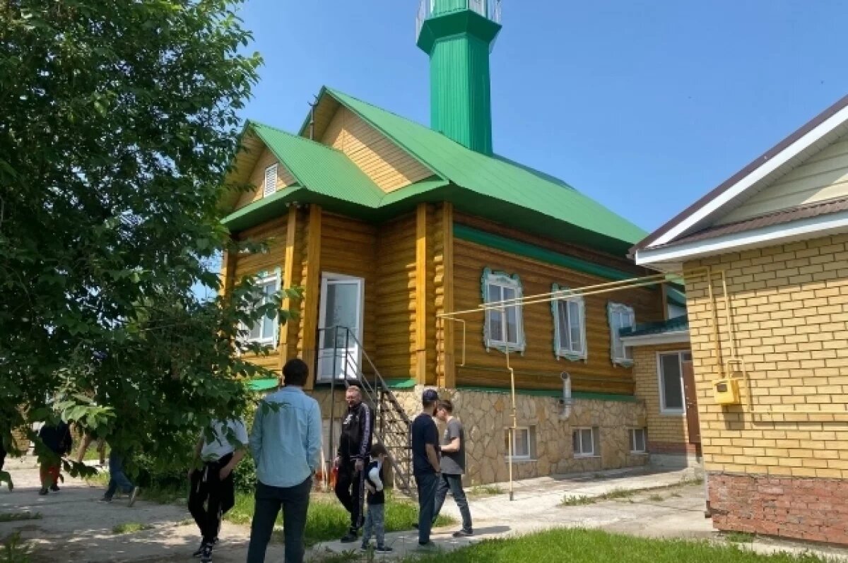    Еще до рассвета улицы татарской деревни Званка наполнились торопливыми шагами.