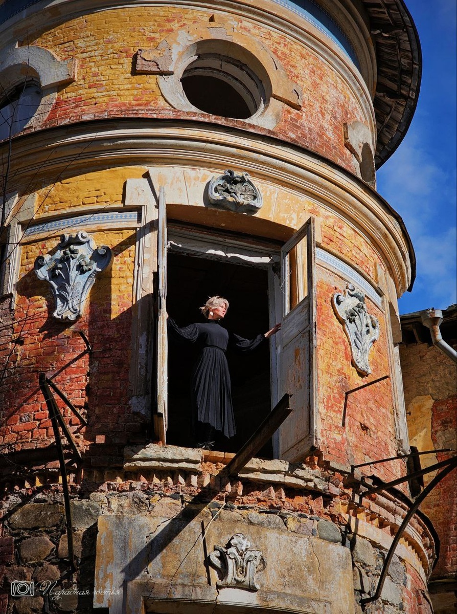 Фото на бывшем балконе усадьбы