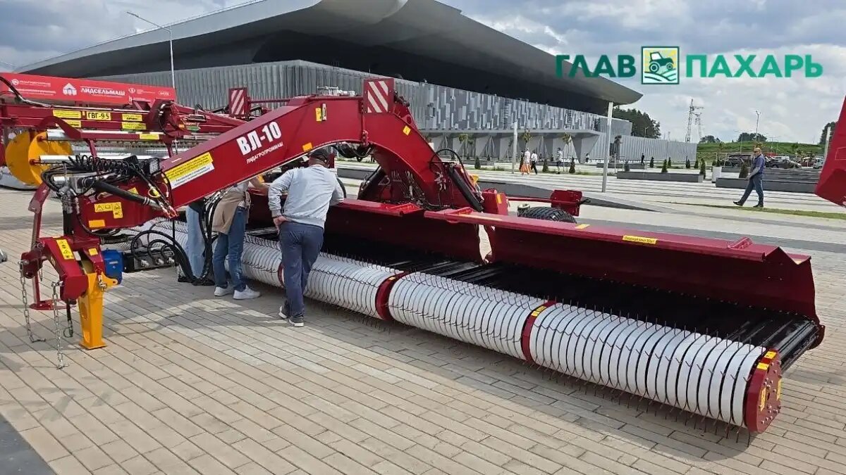 Фото: © Владимир Исаенко / Glavpahar.ru
Ленточный валкователь Лидагропроммаш ВЛ-10 на БЕЛАГРО-2025