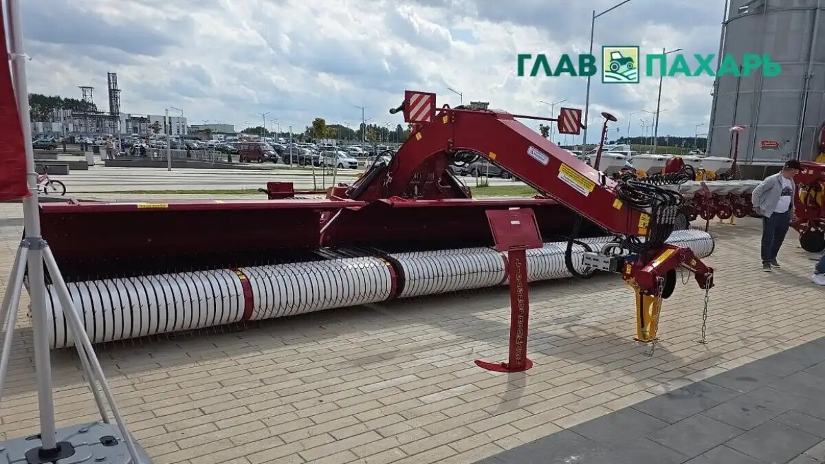 Фото: © Владимир Исаенко / Glavpahar.ru
Лидагропроммаш презентовал новый ленточный валкователь ВЛ-10 на выставке БЕЛАГРО-2025