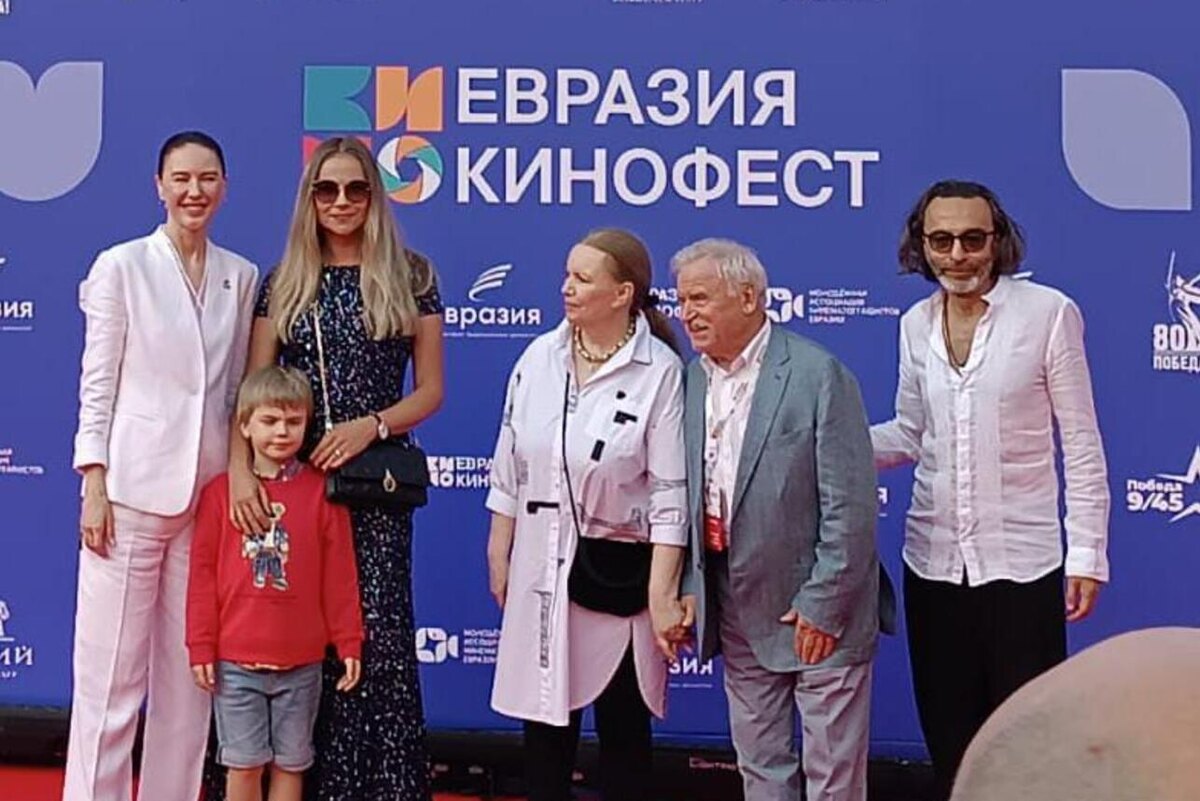    Председатель Совета АНО «Евразия» Алена Аршинова, Мария Миронова с сыном, Валентина Теличкина, Сергей Никоненко и Джаник Файзиев Ирина Макаричева