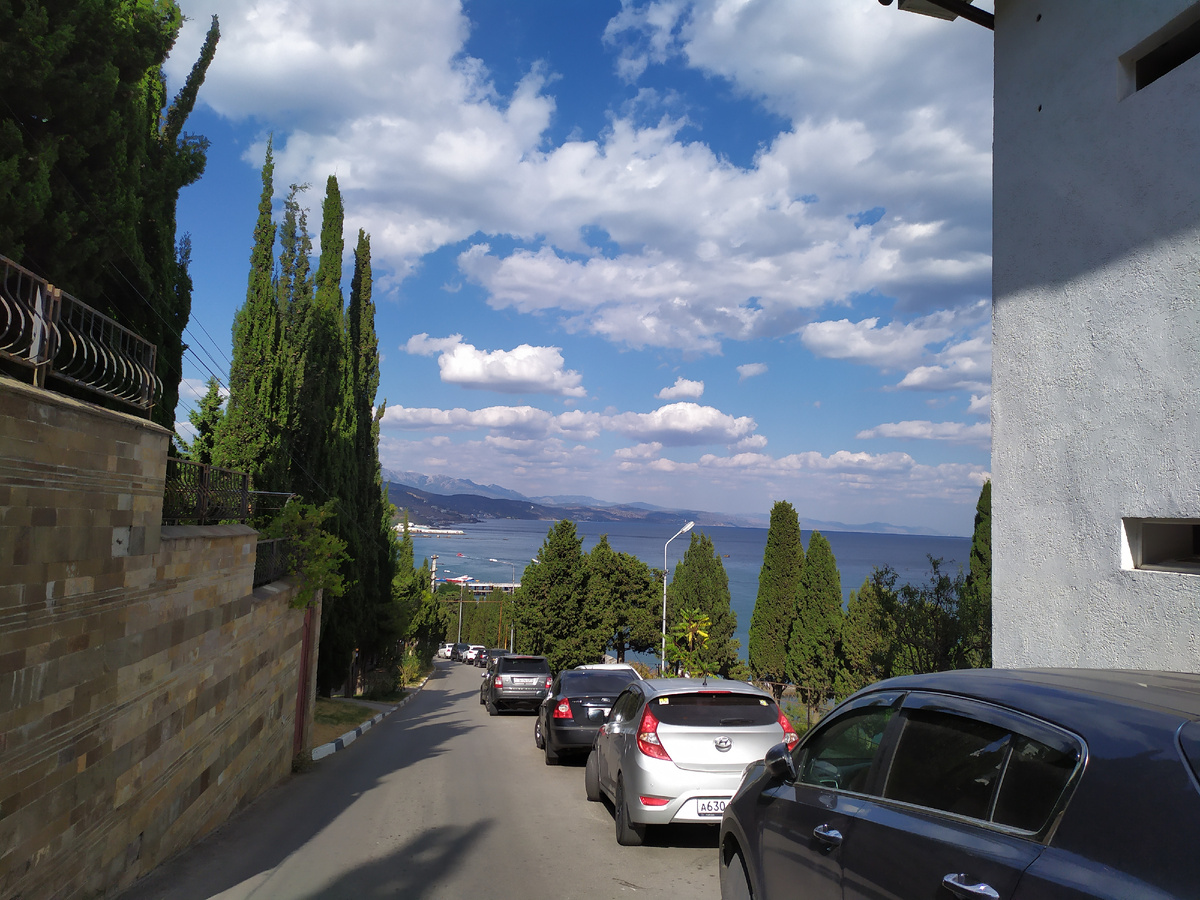 Улочка с видом на море