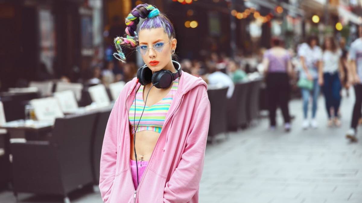    Молодые люди даже не могут себе представить этот мир без цифровых технологий и интернета / Фото: Shutterstock