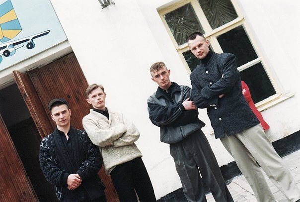 15 мая 1998 года. Сеща. ГОК. Rock-Экипаж, слева направо: Винт (Опалев Виталий), Дядя Сэм (Олег Семененко), Кася (Мухин Дима) и Алекс (Алексеев Алексей). Перед выступлением.