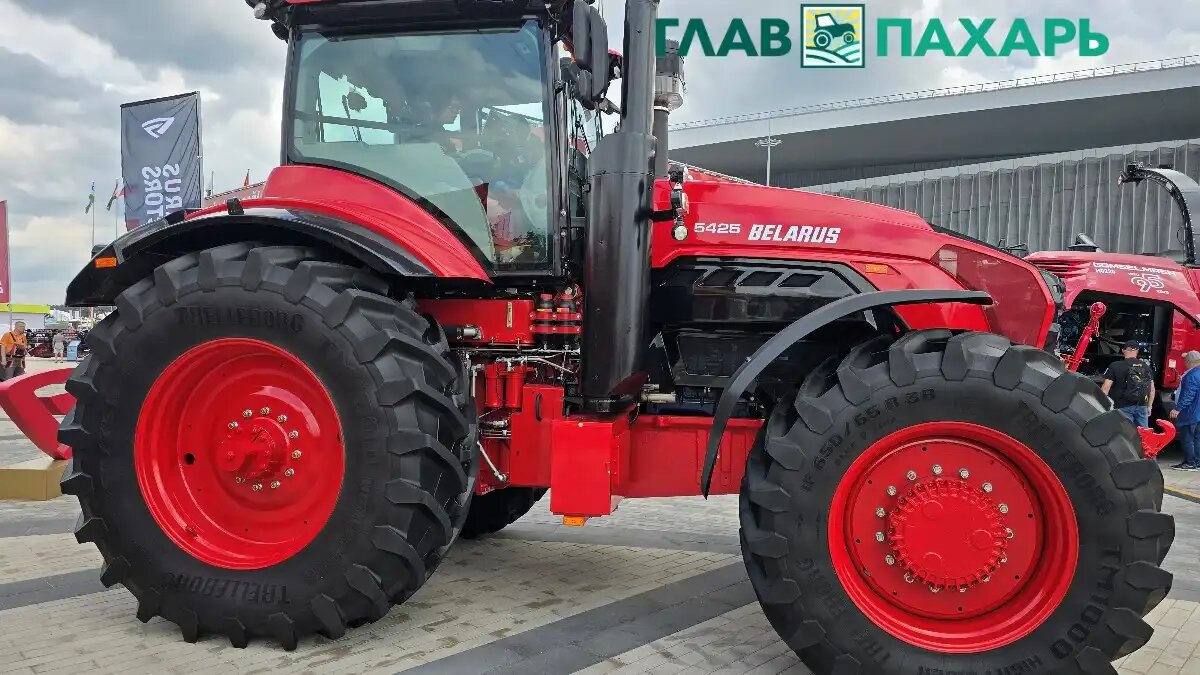 Фото: © Владимир Исаенко / Glavpahar.ru
Трактор BELARUS 5425 - вид сбоку