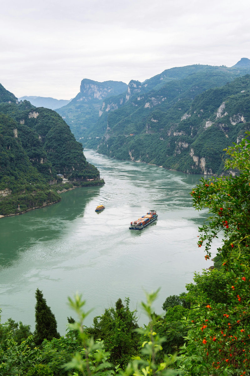 Photo by Leon Huang: https://www.pexels.com/photo/container-ship-on-the-river-7163866/