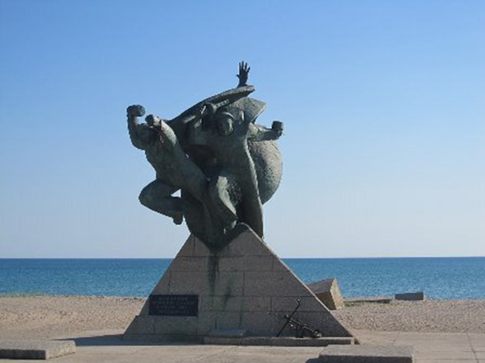 1970, 07 июня: В Евпатории открыт памятник Черноморским морякам-десантникам.