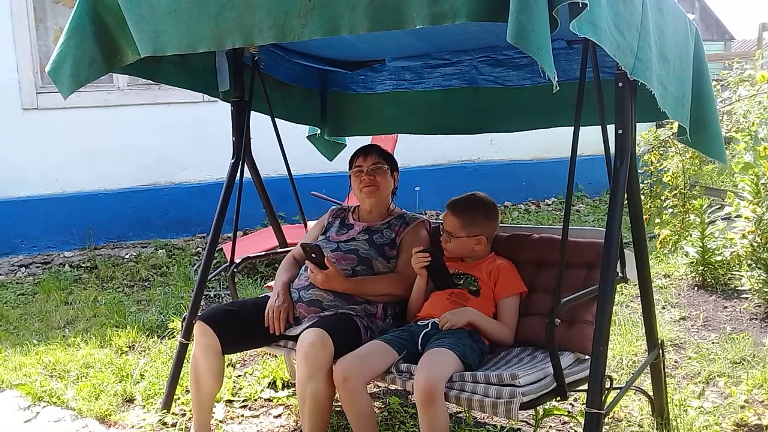 Виталий и Зоя в деревне