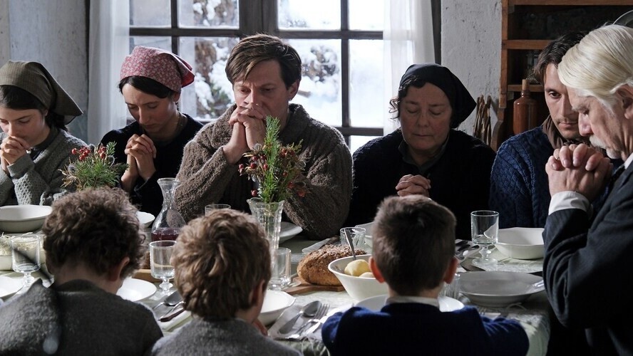 Кадр из фильма «Горная невеста», 2024 год, режиссер Маура Дельперо