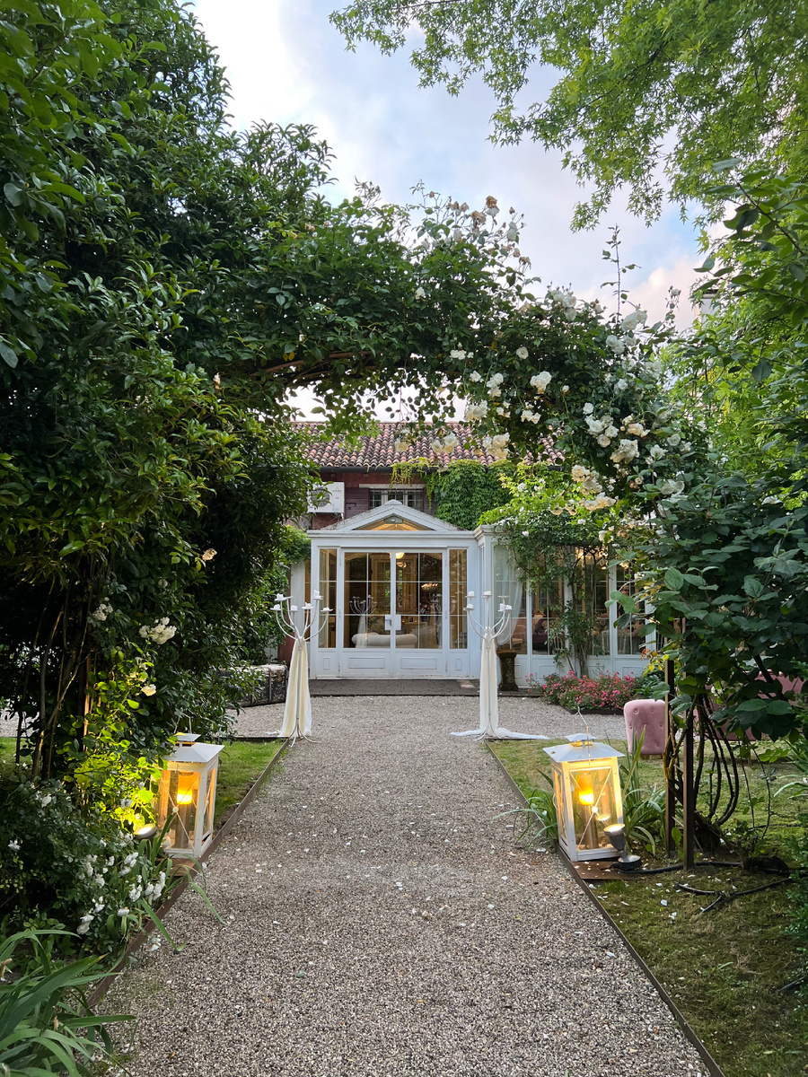 Все здания виллы утопают в цветах 