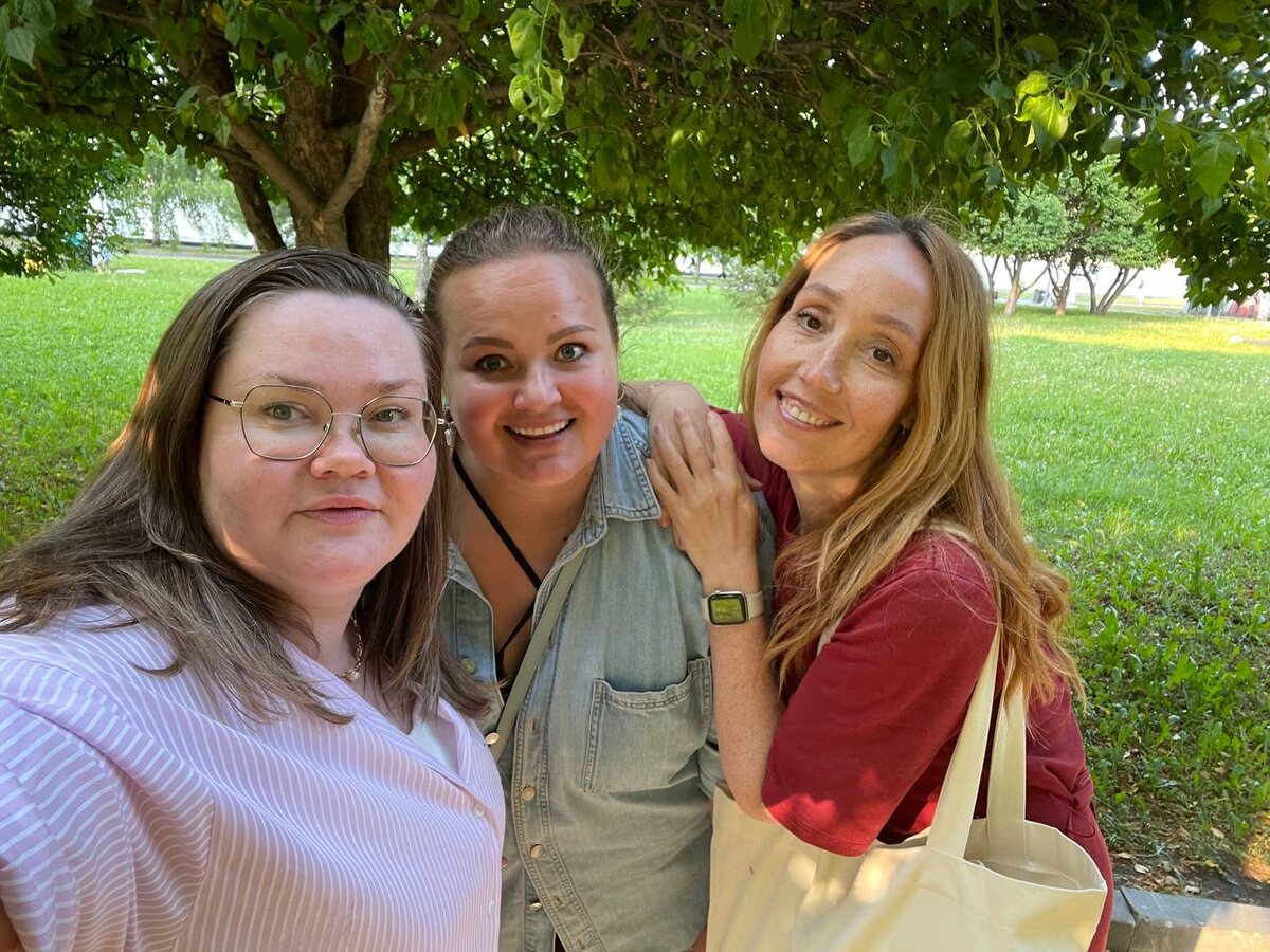 С моими любимыми девчонками на пикнике в городском сквере