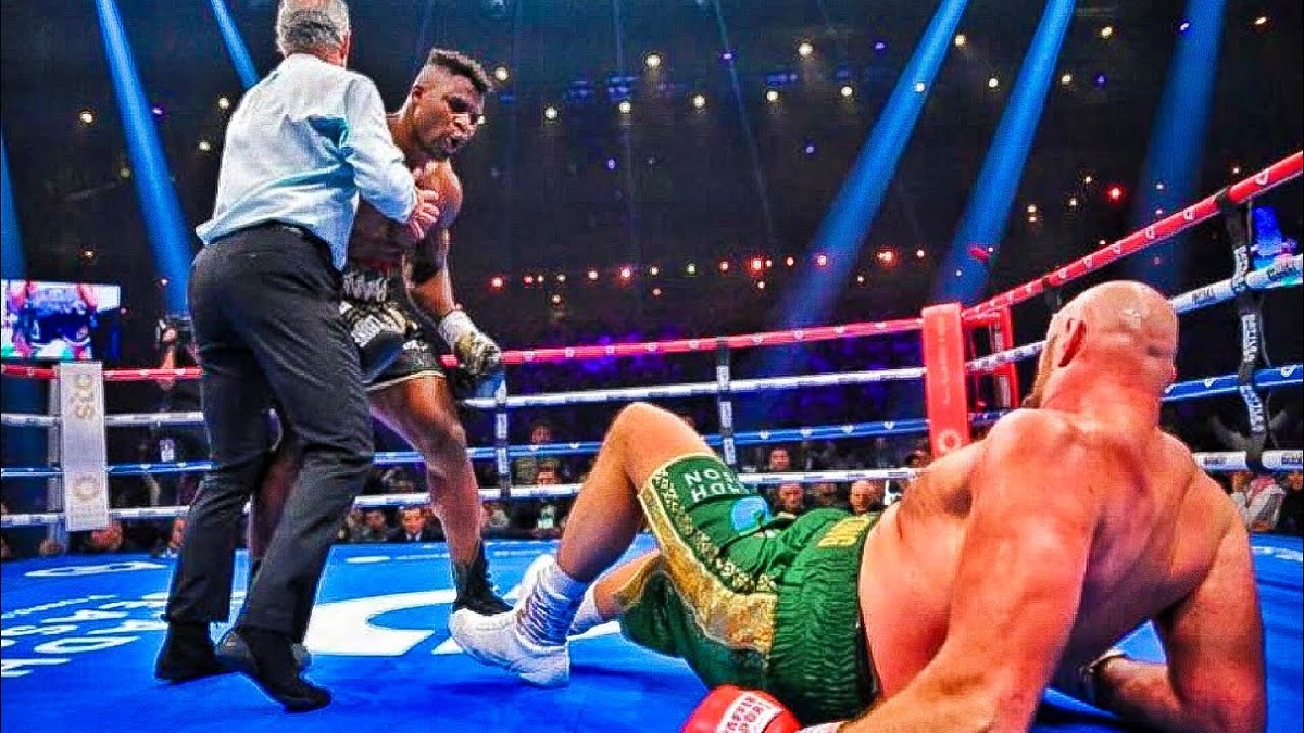 Чемпион мира Тайсон Фьюри на канвасе  