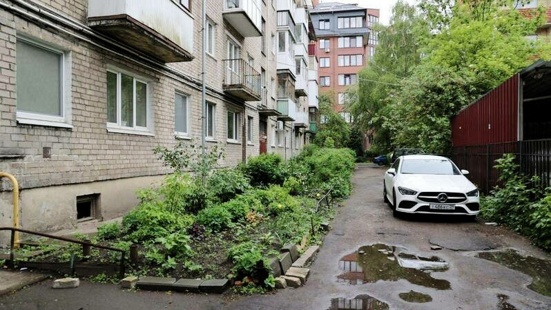 Вот в такоя пятиэтажке я прожила 2 недели в апреле 2025 года. Только газон был ухоженным - много тюльпанов, всё прополото. И кошки во дворе.