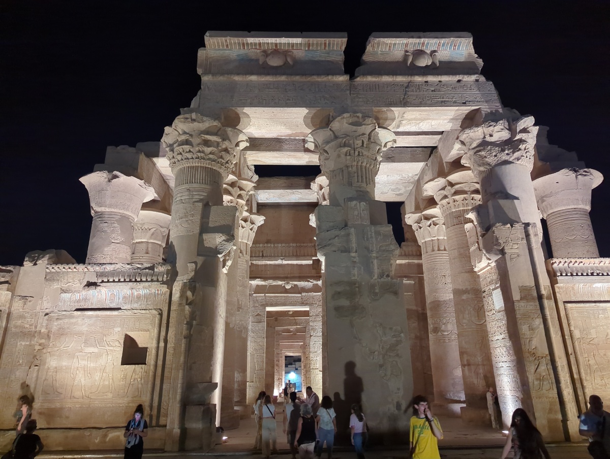 Вход в храм