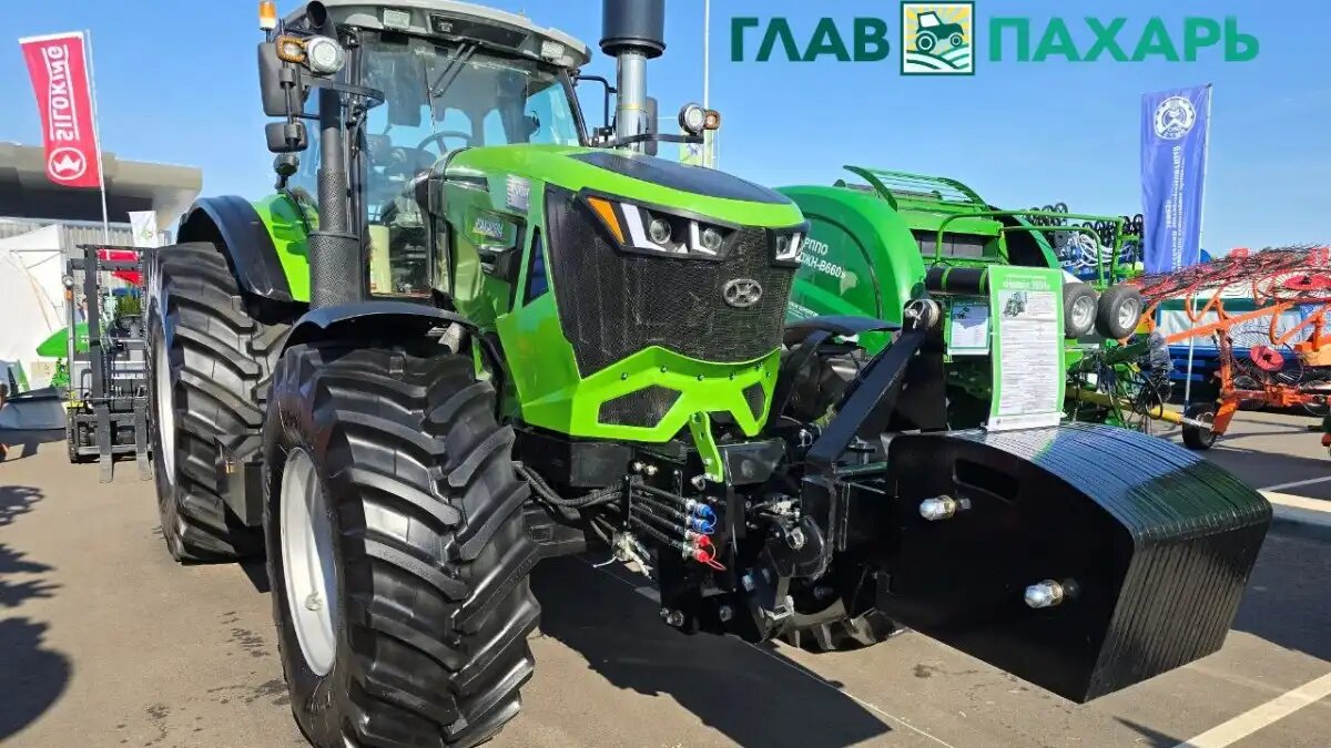 Фото: © Владимир Исаенко / Glavpahar.ru
Китайский бренд Huaxia представил на БЕЛАГРО-2025 энергонасыщенный трактор