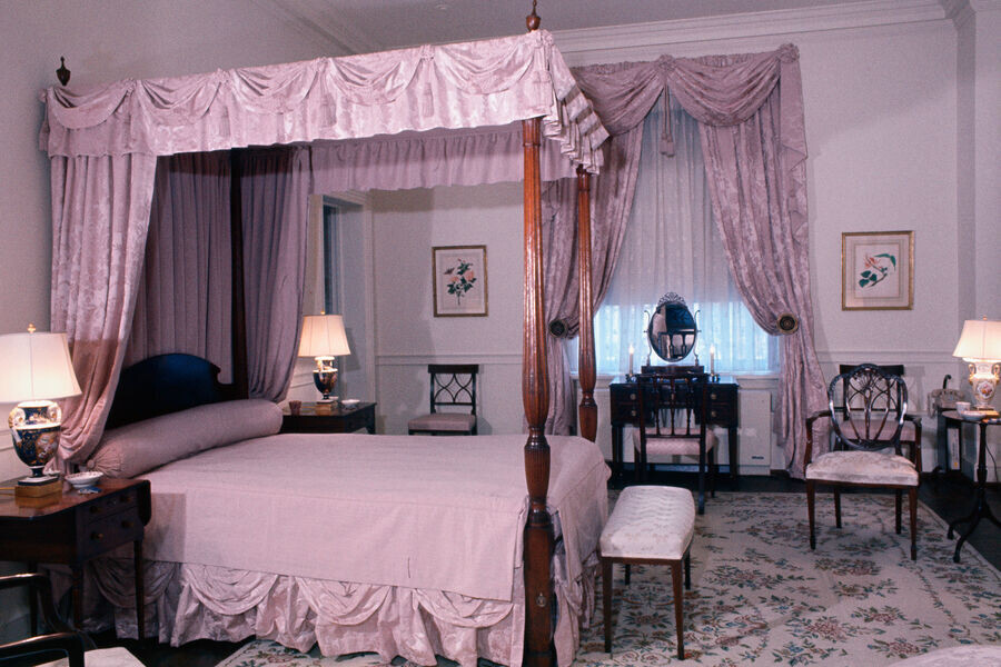 Розовая спальня, где поселили Фридриха Мерца. Источник фото: gazeta.ru