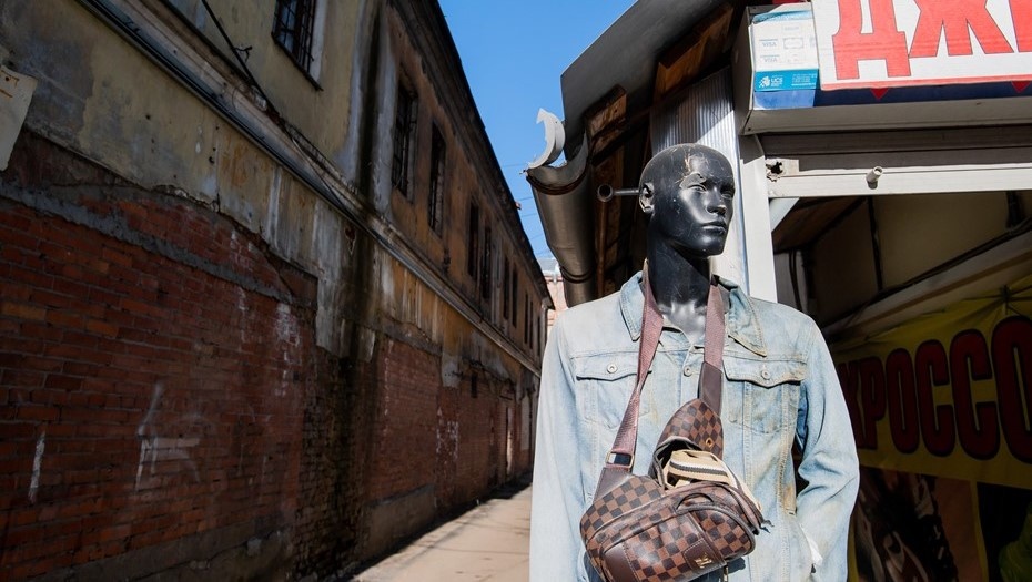    Обстановка у одного из магазинов одежды на территории Апраксина двора в центре Петербурга. Автор фото: Сергей Ермохин / "Деловой Петербург"