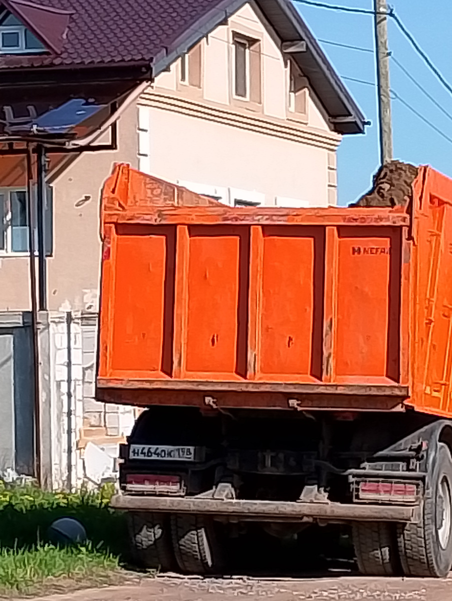 Уважаемые читатели, добрый всем день. 17мая 2025г , мы снова на даче, я и мама. Целый день соседа рабочие, копали, трактором что-то, гул стоял жуткий, у меня и мамы голова заболела. Мы копали грядки, сажали рассаду. Рабочие поставили, на фото, автомобиль куда трактор грузил их землю, почему-то рядом с другим соседом, но напротив нашего забора с улицы. Вечером, мы присели отдохнуть, вдруг трактор вместо того, чтобы в машину загрузить землю, разворачивается подъезжает к нашему забору, и из ковша, смотря, из кабины на нас, высыпает землю в нашу канаву. Видео не успела снять, была в шоке, если честно, сначала, думала, что он снесёт наш забор и ковшом, к нам на участок, так близко был! Фото,  канаву, сделала, включила телефон, на съёмки. Пошли с мамой за забор, спросили, рабочего зачем он засыпал нашу канаву. Сказал спросите, хозяина. Позвал его. Он пришёл со своим прорабом, наверное.Увидел,что я его снимаю,(для защиты нас), сказал,- снимайте, меня мне плевать.Мы, сказали в канаве, появился, мусор, наверное, Ваши рабочие бросают, до этого, общая канава была чистая. Ответил, Ваша канава, и Ваши проблемы. Мы сказали, убрать землю, которую, специально засыпали в канаву, которую, мой папа недавно, после зимы чистил. Сосед, снова, сказал, вырубить нам свои деревья. А маме, сказал, с улыбкой- "пошла на.....). И побежал со всех ног. Испугался  пожилой женщины, прямо " По-мужски ", поступил, оскорбил женщину, годящуюся ему в матери, а может и бабушки. Рядом был ещё свидетель оскорбления и унижения достоинства, и использование нецензурной лексики. Это административная статья. Мы позвонили в отдел полиции г. К. Но дежурный сказал, что он один, здесь и к нам не поедет. Мне, вот интересно, сначала оскорбление , а потом вдруг, что по тяжелее может случиться? Вы полицейские, не подумали, когда, решили проигнорировать вызов. У мамы больное сердце, скорую, не стали вызывать, в город поехали, чтобы врача вызвать и написать заявление в прокуратуру на соседа, за нарушение Закона РФ. 