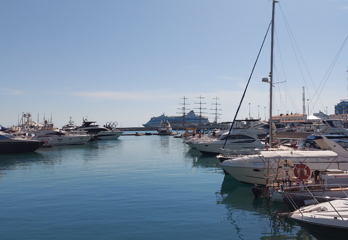 Сочи. Вид на лайнер со стороны старого морского вокзала.