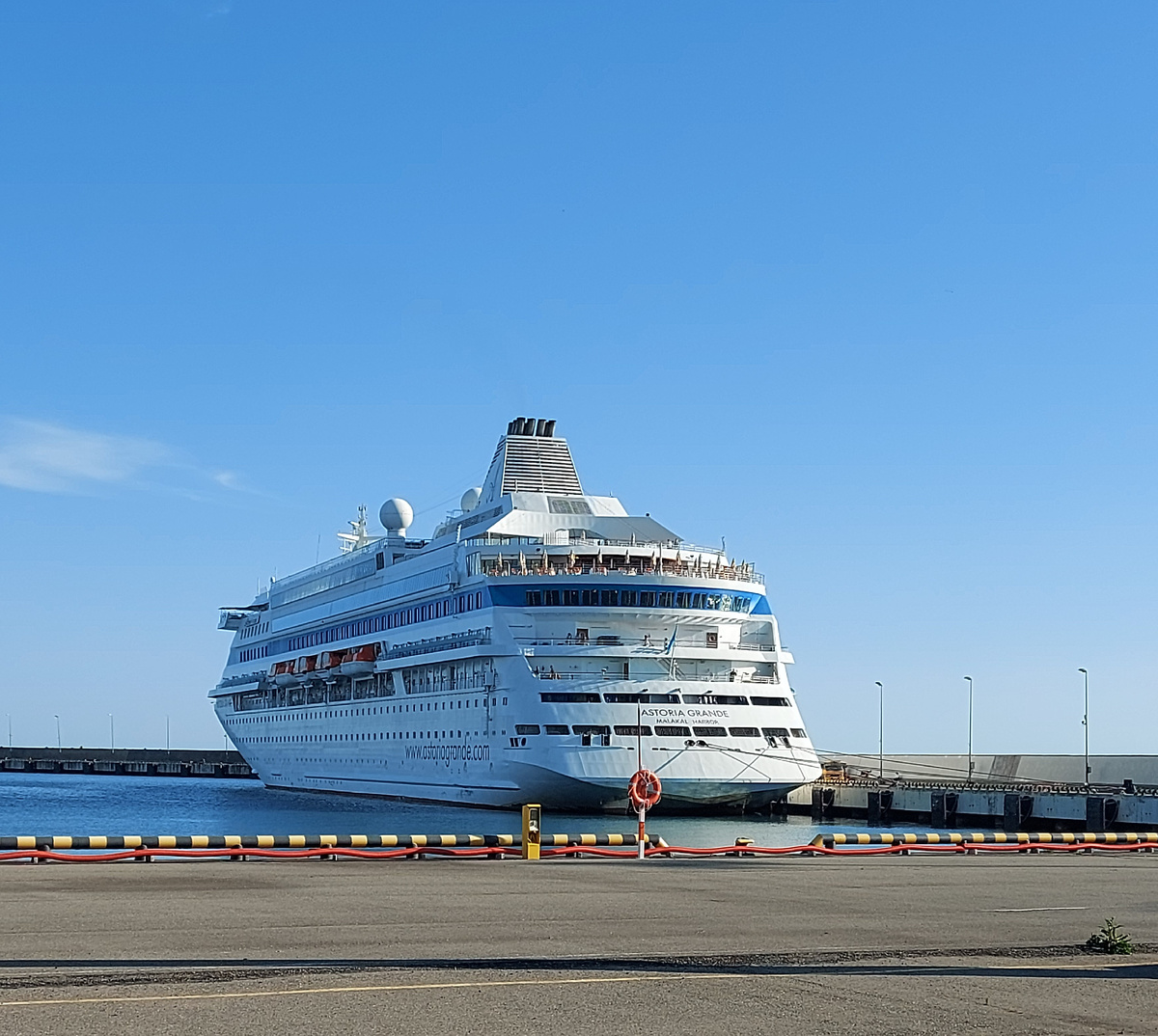 А здесь, уже у домашнего причала, готовый отправиться в новый рейс.