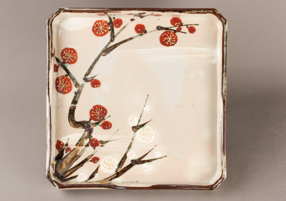 Живое национальное достояние Такуо Като, квадратная тарелка с изображением цветущей красной и белой сливы